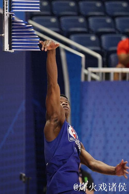 首节独砍14分!埃奇库姆全场10投6中,得到22分4篮板5助2断 首节独砍14分!埃奇库姆全场10投6中,得到22分4篮板5助2断